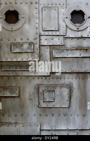 Grunge mur métallique avec hublot Banque D'Images