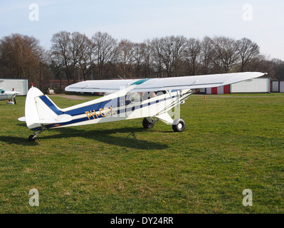 PH-GBA, un Piper PA-18-150, est capturé à l'aéroport de Hilversum (OACI EHHV) sur cette photo. L'avion est stationné sur le tarmac, soulignant sa conception légère et monomoteur. Le cadre est l'aéroport, avec l'avion positionné clairement au sol. Banque D'Images