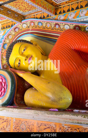 Anuradhapura, Sri Lanka. Isurumuniya Vihara rock temple, statue Bouddha couché Banque D'Images