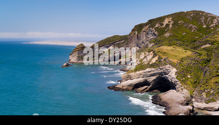 Vue panoramique de Pillar Point et l'Adieu Spit au-delà, à partir de près de Cape Farewell, près de Puponga, Nouvelle-Zélande. Banque D'Images