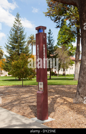 La lumière bleue de l'appel d'urgence pour les étudiants à l'Université de Santa Clara Banque D'Images