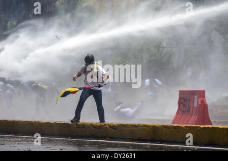 Caracas, Venezuela. 3ème apr 2014. Les manifestants sont dispersés par des membres de la Police Nationale (PNB bolivarienne, pour son sigle en espagnol), au cours d'une manifestation près de l'Université centrale du Venezuela (UCV, pour son sigle en espagnol), à Caracas, Venezuela, le 3 avril 2014. Credit : Manuel Hernandez/Xinhua/Alamy Live News Banque D'Images