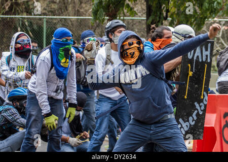 Caracas, Venezuela. 3ème apr 2014. Les manifestants en conflit avec les membres de la Police Nationale (PNB bolivarienne, pour son sigle en espagnol), au cours d'une manifestation près de l'Université centrale du Venezuela (UCV, pour son sigle en espagnol), à Caracas, Venezuela, le 3 avril 2014. Credit : Manuel Hernandez/Xinhua/Alamy Live News Banque D'Images