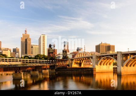 Paul, Minnesota skyline le long de la rivière Mississippi avec Roberts Street pont et chevalets de chemin de fer au premier plan. Banque D'Images