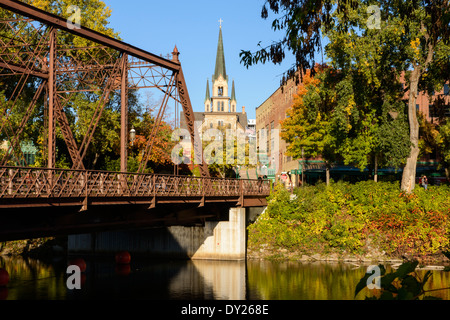 Notre Dame de Lourdes Église catholique et pont en treillis en acier au St Anthony zone principale de Minneapolis. Banque D'Images