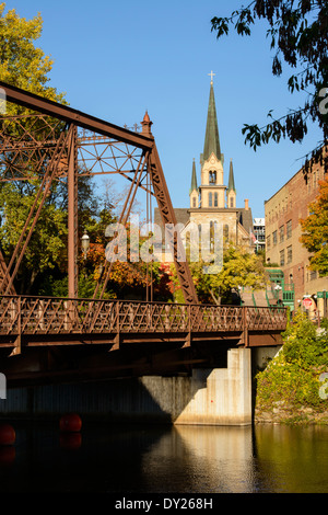 Notre Dame de Lourdes Église catholique et pont en treillis en acier au St Anthony zone principale de Minneapolis. Banque D'Images