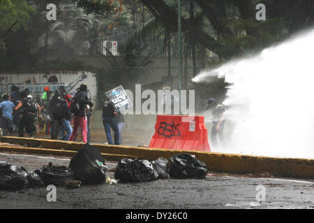 Caracas, Venezuela - le 3 avril 2014 : Un camion de la Police nationale avec un tuyau d'eau haute pression se disperser demontrators devant les portes de l'Université centrale du Venezuela (UCV). Credit : Rafael A. Hernández/Pacific Press/Alamy Live News Banque D'Images