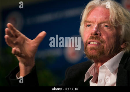 Washington DC, USA . 06Th avr, 2014. Sir Richard Branson, fondateur de Virgin Group, prend la parole à la Chambre de Commerce des États-Unis 13e Sommet annuel de la Fondation de l'aviation dans la région de Washington, D.C., le 3 avril 2014. Credit : Kristoffer Tripplaar/Alamy Live News Banque D'Images