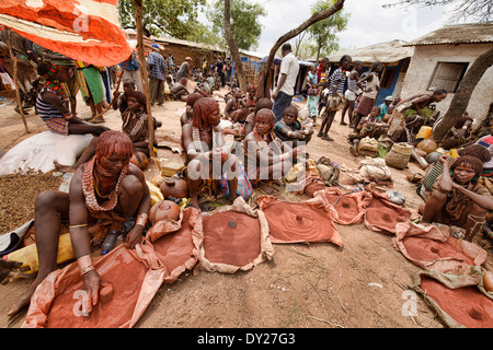 Les femmes Hamer carrosserie peinture ocre de vente dans le marché hebdomadaire de Dimeka dans la vallée de l'Omo, Ethiopie Banque D'Images