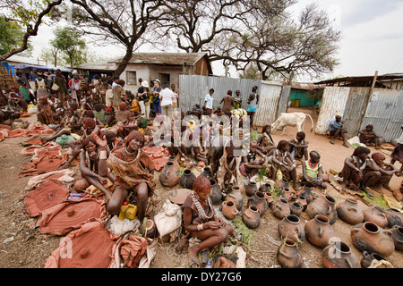 Les femmes Hamer carrosserie peinture ocre de vente dans le marché hebdomadaire de Dimeka dans la vallée de l'Omo, Ethiopie Banque D'Images