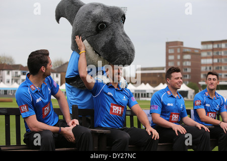 Les clubs de cricket du comté de Sussex mascot Sid le requin creaps sur Matt avant pendant les clubs photo. Banque D'Images