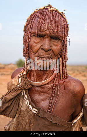 Portrait d'une femme près de Hamer Turmi, vallée de l'Omo, Ethiopie Banque D'Images