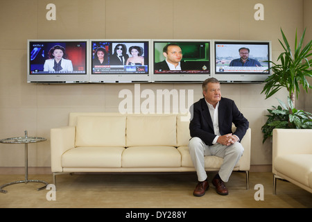 Tony Burman, Directeur général d'Al Jazeera English (2008 - 2010) siège pour un portrait dans son bureau à Doha, au Qatar. Banque D'Images