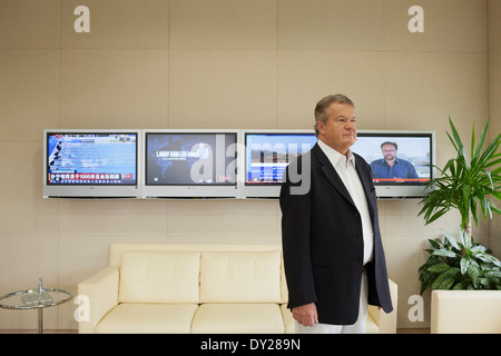 Tony Burman, Directeur général d'Al Jazeera English (2008 - 2010) représente un portrait dans son bureau à Doha, au Qatar. Banque D'Images