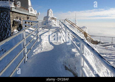 Vue sur les montagnes de l'horizon et soulevez-station Lomnicky Stit. Tatranska Lomnica, Slovaquie. Banque D'Images