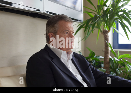 Tony Burman, Directeur général d'Al Jazeera English (2008 - 2010) siège pour un portrait dans son bureau à Doha, au Qatar. Banque D'Images