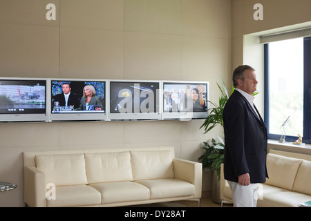 Tony Burman, Directeur général d'Al Jazeera English (2008 - 2010) représente un portrait dans son bureau à Doha, au Qatar. Banque D'Images