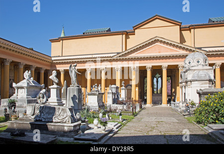 Bologne, Italie - 17 mars 2014 : Vieux cimetière (certosa) par Saint Girolamo église. Banque D'Images