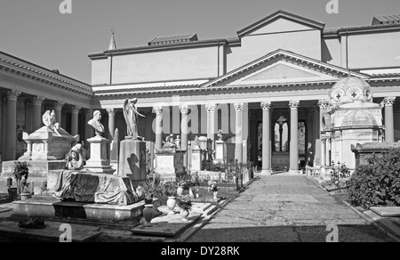 Bologne, Italie - 17 mars 2014 : Vieux cimetière (certosa) par Saint Girolamo église. Banque D'Images