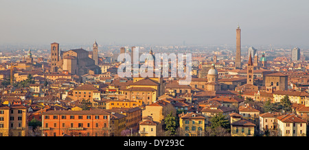 Bologna - Outlook pour la vieille ville de Bologne, à partir de l'église San Michele in Bosco dans la lumière du soir Banque D'Images