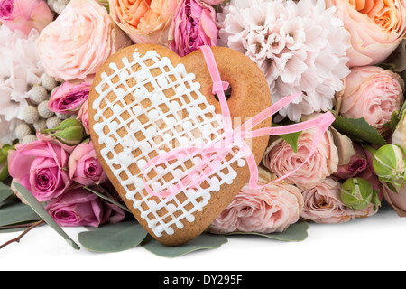 Ginger cookies en forme de cœur, avec beaucoup de fleurs isolé sur fond blanc Banque D'Images