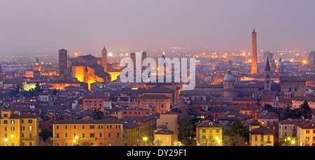 Bologna - Outlook pour la vieille ville de Bologne, à partir de l'église San Michele in Bosco à soir crépuscule Banque D'Images