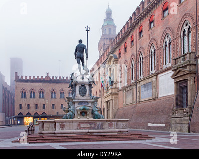 Bologna - Fontana di Nettuno ou fontaine de Neptune sur la Piazza Maggiore et Palazzo Comunale dans fogy matin Banque D'Images