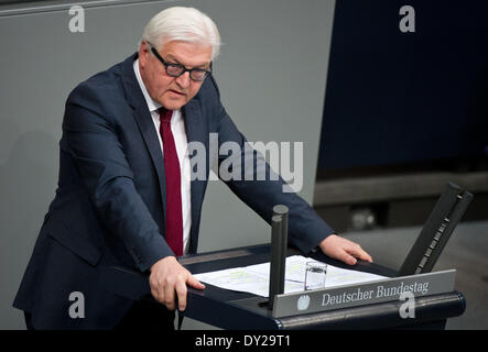Berlin, Allemagne. Le 04 Avr, 2014. Le ministre allemand des affaires étrangères, Frank-Walter STEINMEIER (SPD) prend la parole lors de la session plénière du Bundestag à l'occasion du mémorial des victimes du génocide rwandais à Berlin, Allemagne, 04 avril 2014. Photo : Bernd von Jutrczenka/dpa/Alamy Live News Banque D'Images