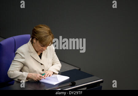 Berlin, Allemagne. Le 04 Avr, 2014. La chancelière allemande, Angela Merkel, est assis au cours de la session plénière du Bundestag à l'occasion du mémorial des victimes du génocide rwandais à Berlin, Allemagne, 04 avril 2014. Photo : Bernd von Jutrczenka/dpa/Alamy Live News Banque D'Images