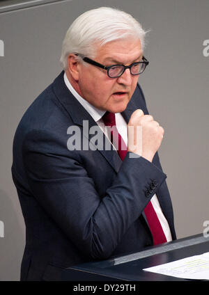 Berlin, Allemagne. Le 04 Avr, 2014. Le ministre allemand des affaires étrangères, Frank-Walter STEINMEIER (SPD) prend la parole lors de la session plénière du Bundestag à l'occasion du mémorial des victimes du génocide rwandais à Berlin, Allemagne, 04 avril 2014. Photo : Bernd von Jutrczenka/dpa/Alamy Live News Banque D'Images