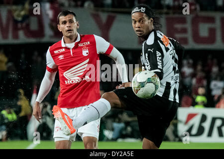 Bogota, Colombie. 3ème apr 2014. La Colombie a Independiente Santa Fe's Jose de la Cuesta (L) rivalise pour le bal avec l'Atlético Mineiro du Brésil Ronaldinho lors d'un match de la Copa Libertadores à Nemesio Camacho El stade Campin à Bogota, ville capitale de la Colombie, le 3 avril 2014. Credit : Jhon Paz/Xinhua/Alamy Live News Banque D'Images