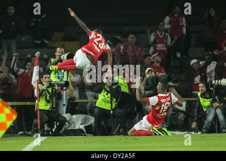 Bogota, Colombie. 3ème apr 2014. La Colombie a Independiente Santa Fe's Jefferson Cuero (L) célèbre son but pendant un match de la Copa Libertadores contre l'Atletico Mineiro du Brésil à l'El Nemesio Camacho stade Campin à Bogota, ville capitale de la Colombie, le 3 avril 2014. Credit : Jhon Paz/Xinhua/Alamy Live News Banque D'Images