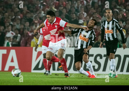 Bogota, Colombie. 3ème apr 2014. La Colombie a Independiente Santa Fe's Daniel Torres (L) rivalise pour le bal avec l'Atlético Mineiro du Brésil Pierre Lucas (2R) à l'El Nemesio Camacho stade Campin à Bogota, ville capitale de la Colombie, le 3 avril 2014. Credit : Jhon Paz/Xinhua/Alamy Live News Banque D'Images