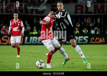 Bogota, Colombie. 3ème apr 2014. La Colombie a Independiente Santa Fe's David Ferreira (2n) L'eddv pour le bal avec l'Atlético Mineiro Diego du Brésil Tardelli (R) au cours d'un match à la Copa Libertadores El Nemesio Camacho stade Campin à Bogota, ville capitale de la Colombie, le 3 avril 2014. Credit : Jhon Paz/Xinhua/Alamy Live News Banque D'Images