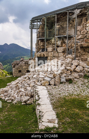 Passo Lagazuoi, Dolomiti Ampezzane, Val Parola, abris militaires 1° guerre mondiale en tre sassi Fortress Banque D'Images