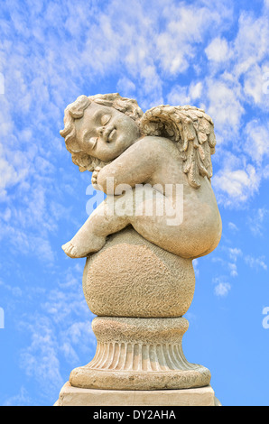 Petit Ange du sommeil on blue sky Banque D'Images