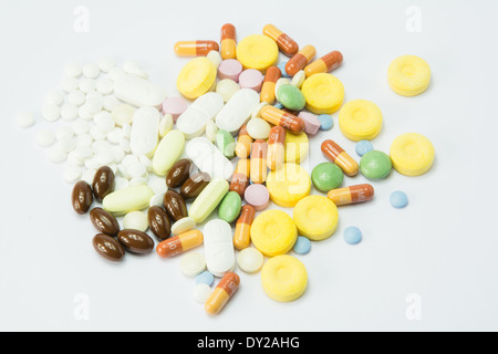 Pilules colorées et plaquettes sur baackground blanc Banque D'Images