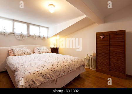 Appartement Intérieur, petit loft meublé, chambre Banque D'Images