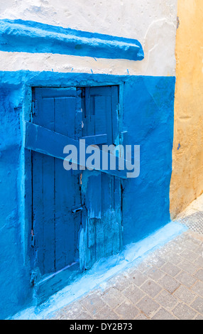 Porte en bois bleu verrouillé dans la vieille médina, partie historique de la ville de Tanger, Maroc Banque D'Images