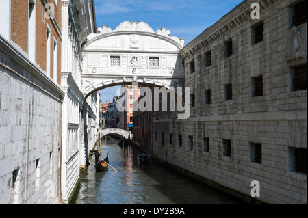 Une télécabine passe sous le Pont des Soupirs, Venise, Italie Banque D'Images