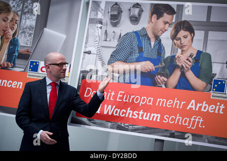 Berlin, Allemagne. Le 04 Avr, 2014. Secrétaire général de la CDU Peter Tauber présente la première série d'affiches de la CDU pour les élections 2009 et donne un aperçu de la conférence des parties le samedi à Berlin, Allemagne, 04 avril 2014. Photo : Daniel Naupold/dpa/Alamy Live News Banque D'Images