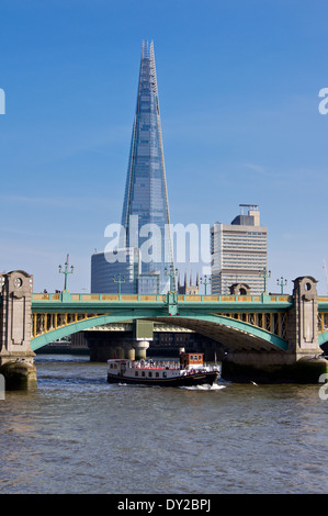 MV 'Edwardian' river boat à Southwark Bridge et le Fragment vu de Oystergate à pied, City of London, England, UK Banque D'Images