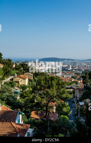 Toulon (sud-est de la France) : Aperçu de la ville et le port naturel de Mont Faron mont Banque D'Images