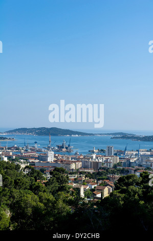 Toulon (sud-est de la France) : Aperçu de la ville et le port naturel de Mont Faron mont Banque D'Images