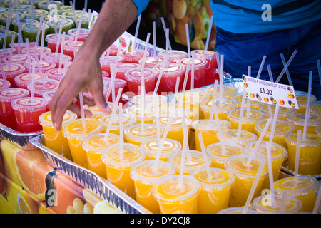 Bloquer la vente de jus de fruits frais, milk-shakes et smoothies en Brick Lane Market, London, England, GB, au Royaume-Uni. Banque D'Images