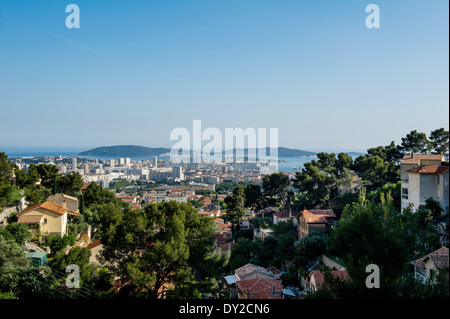 Toulon (sud-est de la France) : Aperçu de la ville et le port naturel de Mont Faron mont Banque D'Images