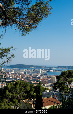 Toulon (sud-est de la France) : Aperçu de la ville et le port naturel de Mont Faron mont Banque D'Images