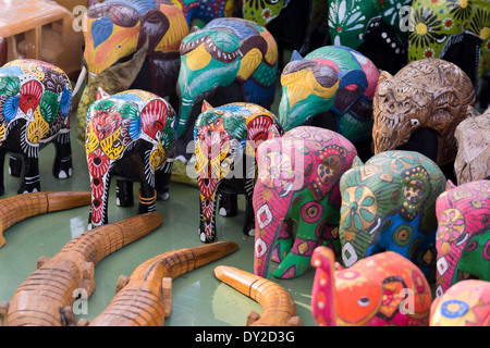 Kandy, Sri Lanka. Bois sculpté peint les éléphants à vendre at a market stall Banque D'Images