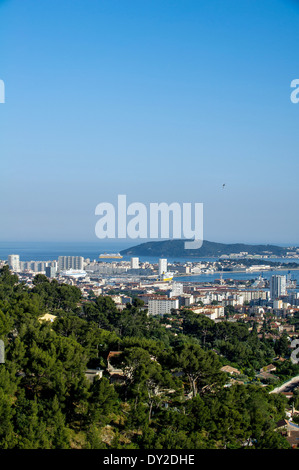 Toulon (sud-est de la France) : Aperçu de la ville et le port naturel de Mont Faron mont Banque D'Images