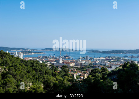 Toulon (sud-est de la France) : Aperçu de la ville et le port naturel de Mont Faron mont Banque D'Images